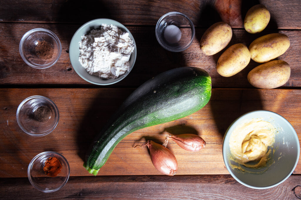 Alle Zutaten für die Zucchinipuffermasse.