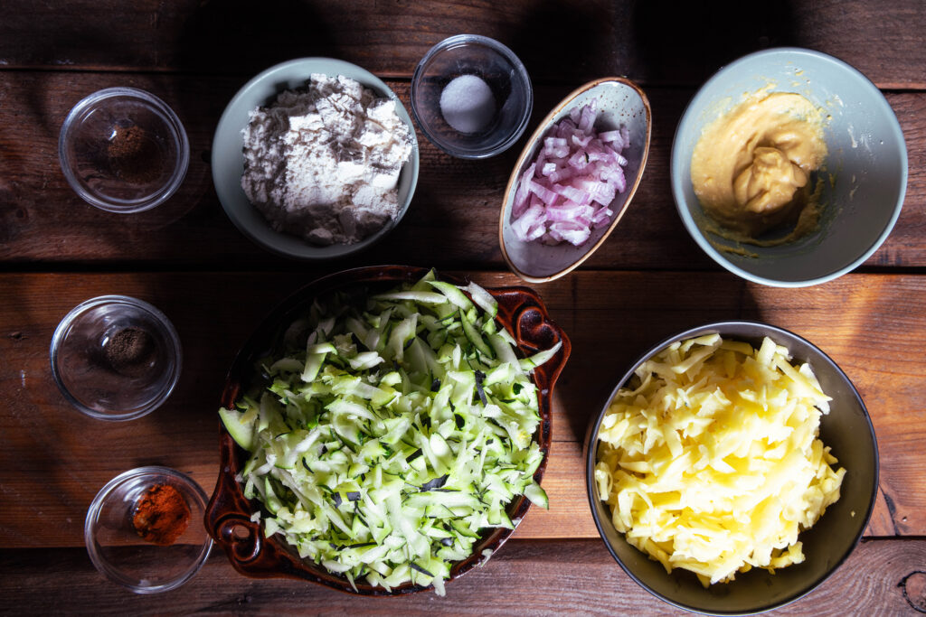 Alle Zutaten für die Zucchinipuffermasse.