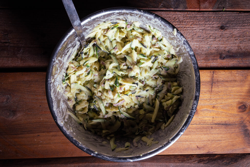 Rohe Puffermasse mit Zucchini in einer Schüssel.