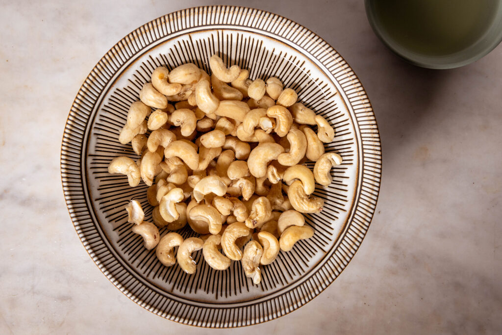Cashewkerne weichen in einer Schüssel ein.