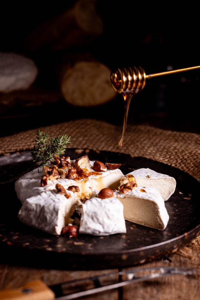 Blumenbert – Veganer Camembert amit Nüssen und selbstgemachtem, veganen Fichtenspitzenhonig.