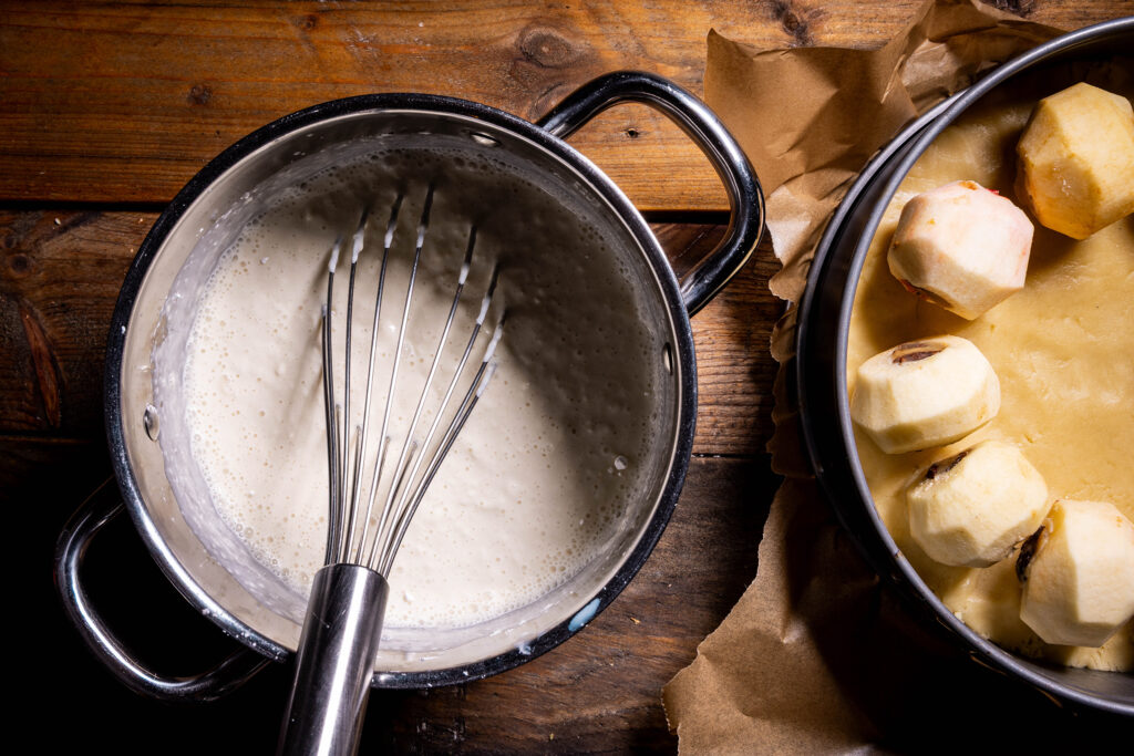 EIne vegane Käsekuchenmasse wird zubereitet.