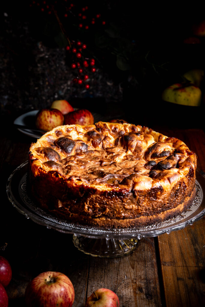 Bratapfelkäsekuchen auf einem großen Kuchenteller