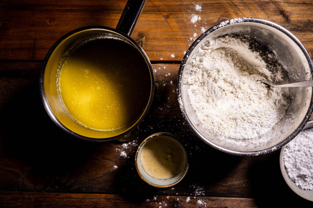 Veganer Mürbeteigboden wird zubereitet.