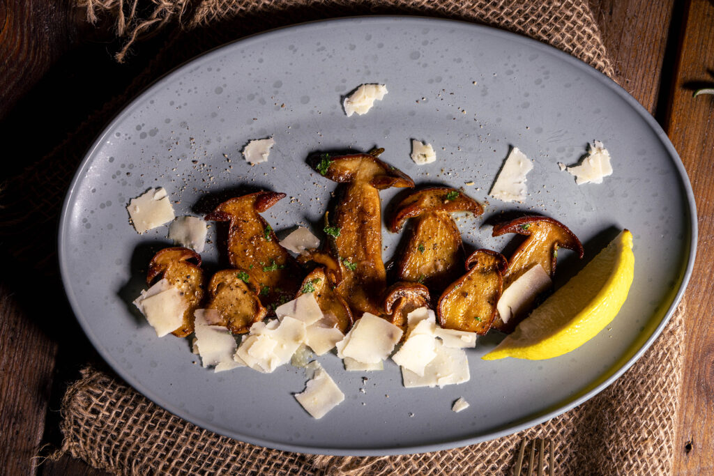 Steinpilze. In feinstem Olivenöl mit Knoblauch und Rosmarin gebraten, mit Weißwein abgelöscht. Serviert mit einem Spritzer Zitrone und veganem Parmesan.