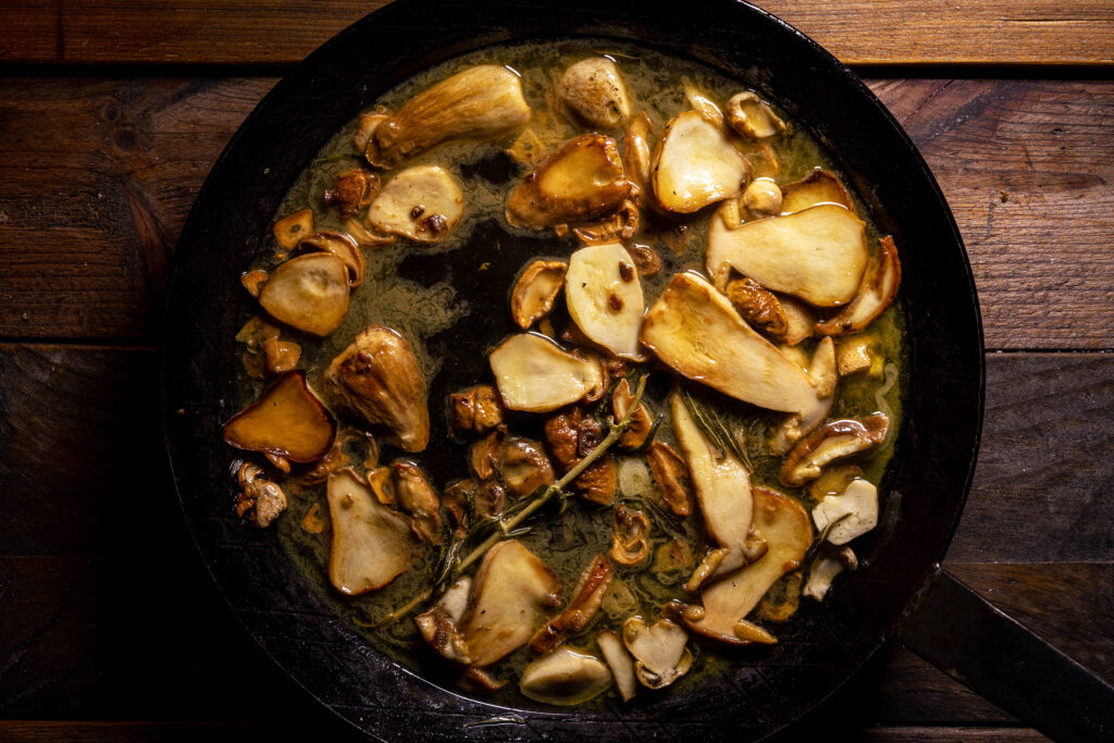 Steinpilze, in einer Bratpfanne, mit Weißwein abgelöscht.
