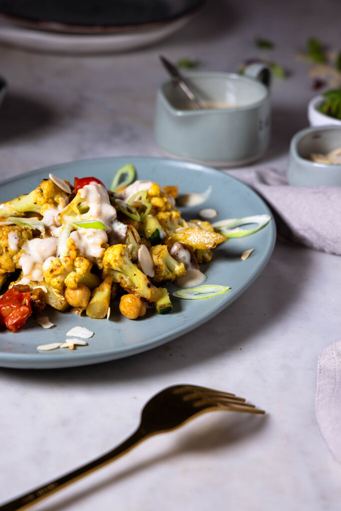 Gerösteter Blumenkohlsalat - Mit einem aromatischem Joghurt-Tahini-Dressing und geröstete Mandeln.