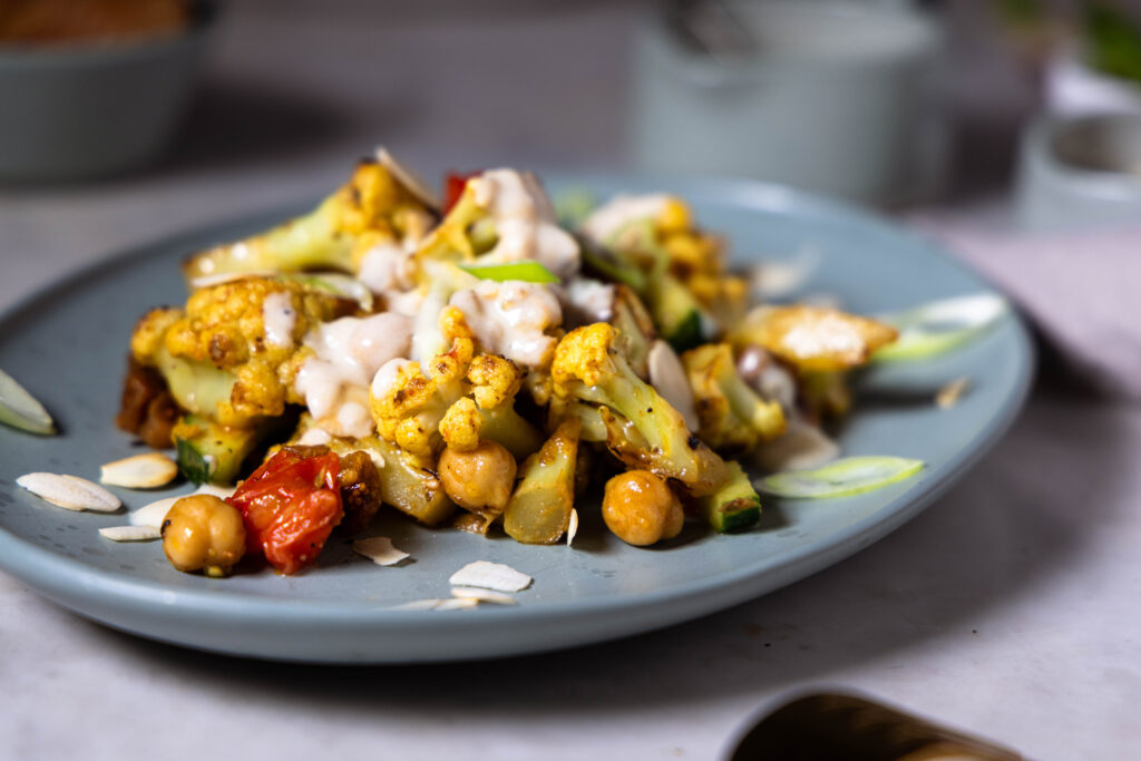 Blumenkohlsalat mit geröstetem Blumenkohl - mediterran angemacht
