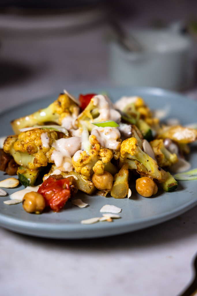 Gerösteter Blumenkohlsalat auf einem Teller