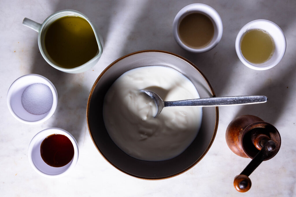 Alle Zutaten für das Joghurt-Tahini-Dressing.