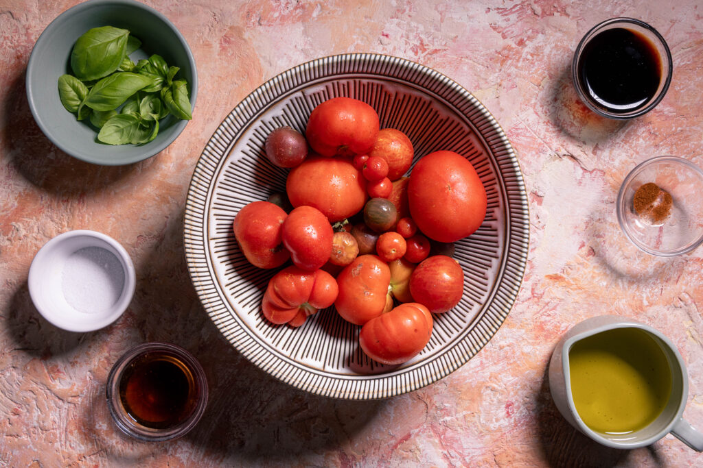 Alle Zutaten für das Rösttomaten-Topping.