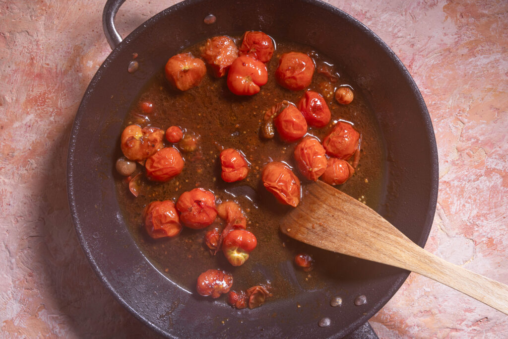 Tomaten braten in einer Pfanne.