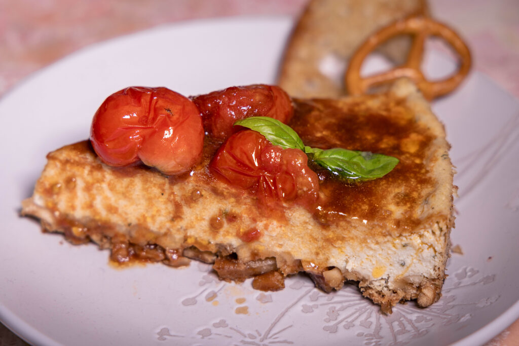 Herzhafter Käsekuchen mit saftigem Rösttomaten-Topping voller Umami