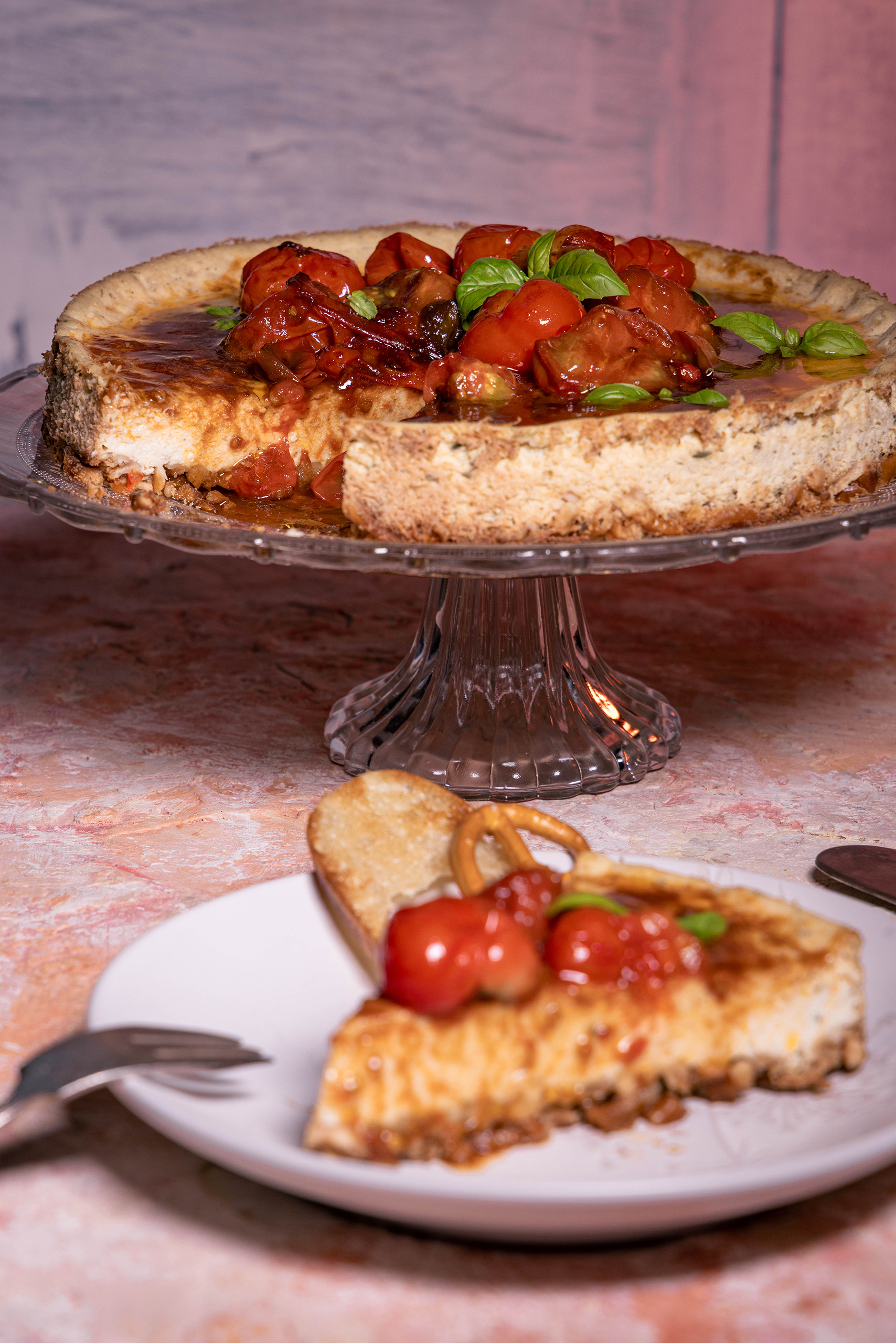 Herzhafter Käsekuchen mit Rösttomaten-Topping – vegan