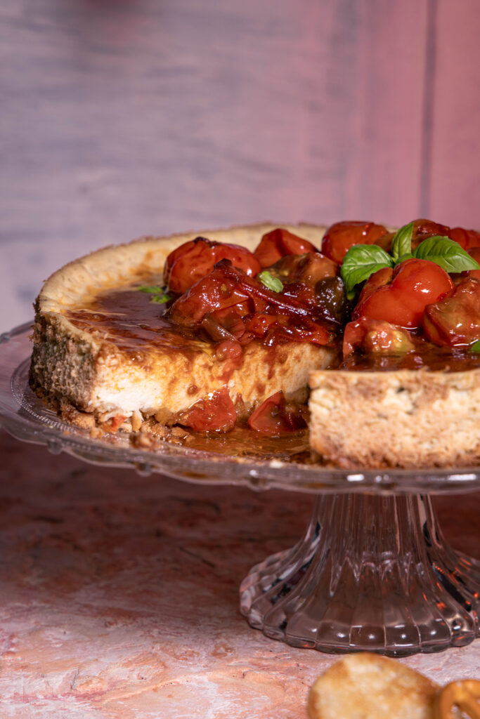 Herzhafter Käsekuchen mit Rösttomaten-Topping – vegan