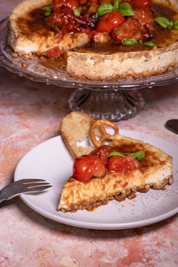 Ein buttriger Brezeloden. Darauf eine cremige Füllung aus veganem Quark, einfachem, hausgemachtem Veta und feinen Kräutern – goldgelb gebacken. Der Clou: süß-saure, karamellisierte und geröstete Tomaten.