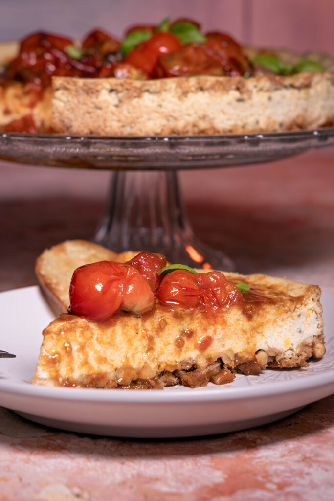 Herzhafter Käsekuchen mit Rösttomaten-Topping - vegan