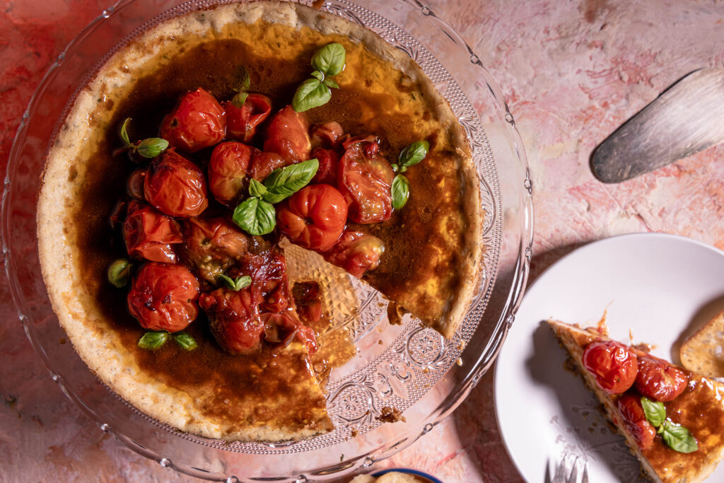 Herzhafter Käsekuchen - Angeschnitten auf einem Kuchenteller.