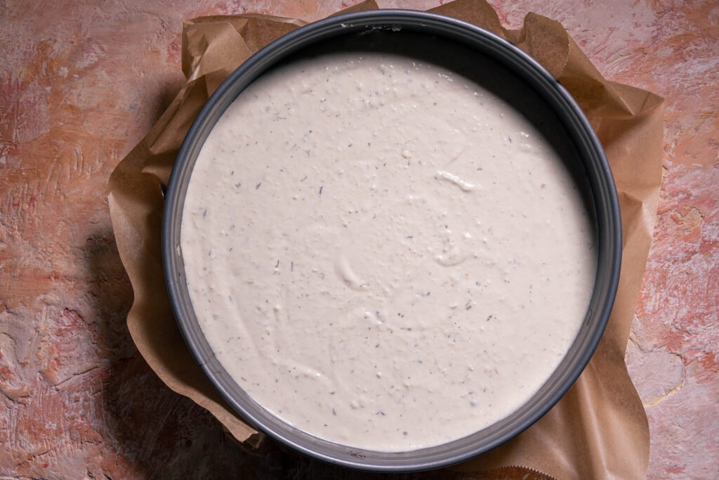 Roher, herzhafter Käsekuchen.