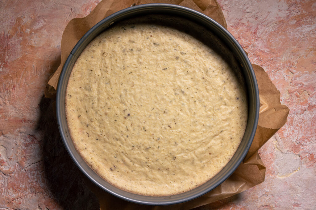 Herzhafter, veganer Käsekuchen, in einer Springform, frisch aus dem Ofen.
