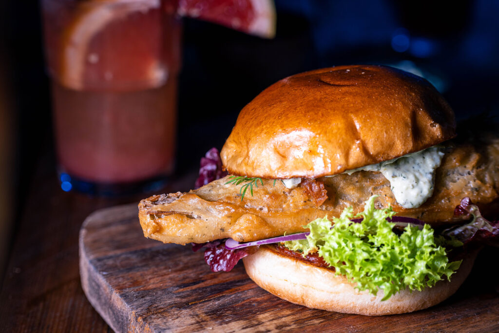 Veganes Fischfilet aus Bananenblüten im Burger