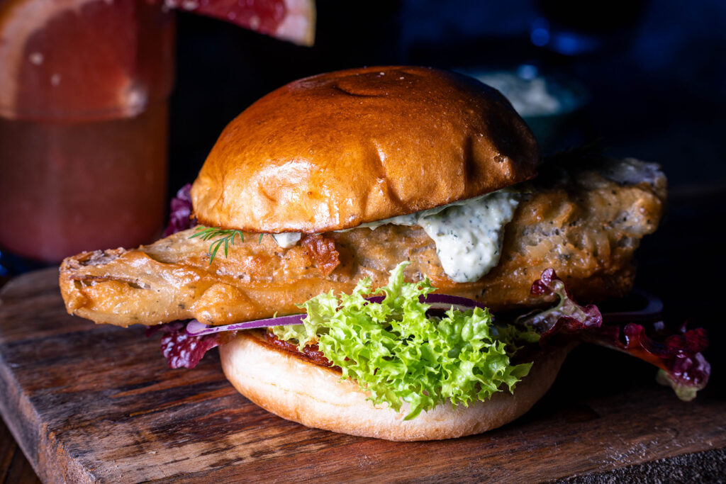 No Catch Fishburger – der beste vegane Fischburger auf einem Holzbrett