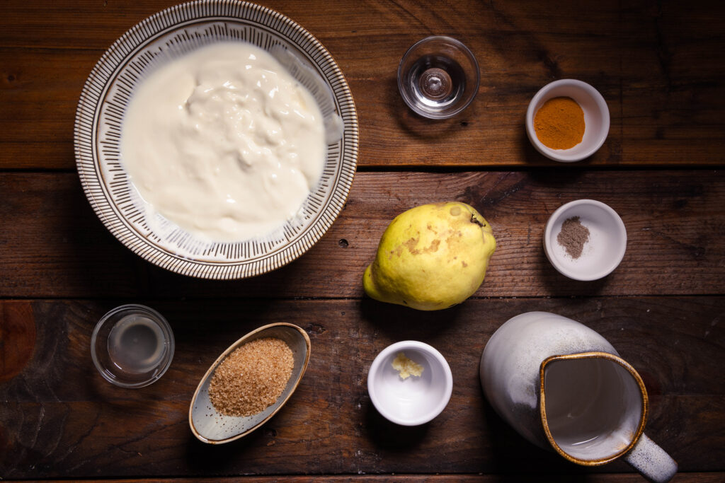 Alle Zutaten für veganen Lassi aus Quitten.