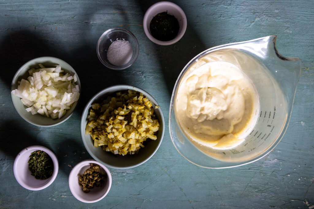 Remouladenzutaten und eine feste vegane Mayonnaise.