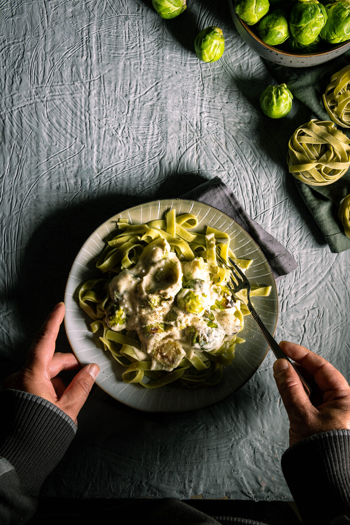 Tagliatelle Verde mit geröstetem Rosenkohl in cremiger heller Sauce