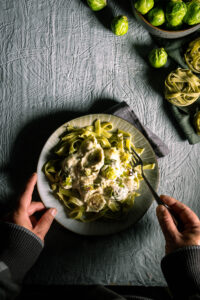 Tagliatelle Verde mit geröstetem Rosenkohl in cremiger heller Sauce