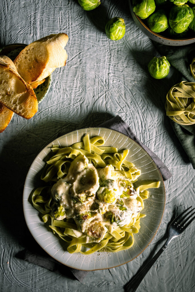 Tagliatelle Verde mit gebackenem Rosenkohl in cremiger heller Soße.