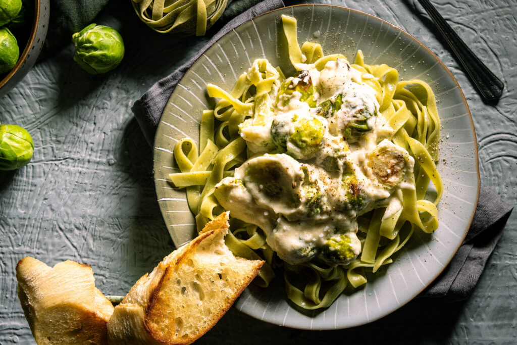 Tagliatelle Verde mit geröstetem Rosenkohl in cremiger heller Sauce