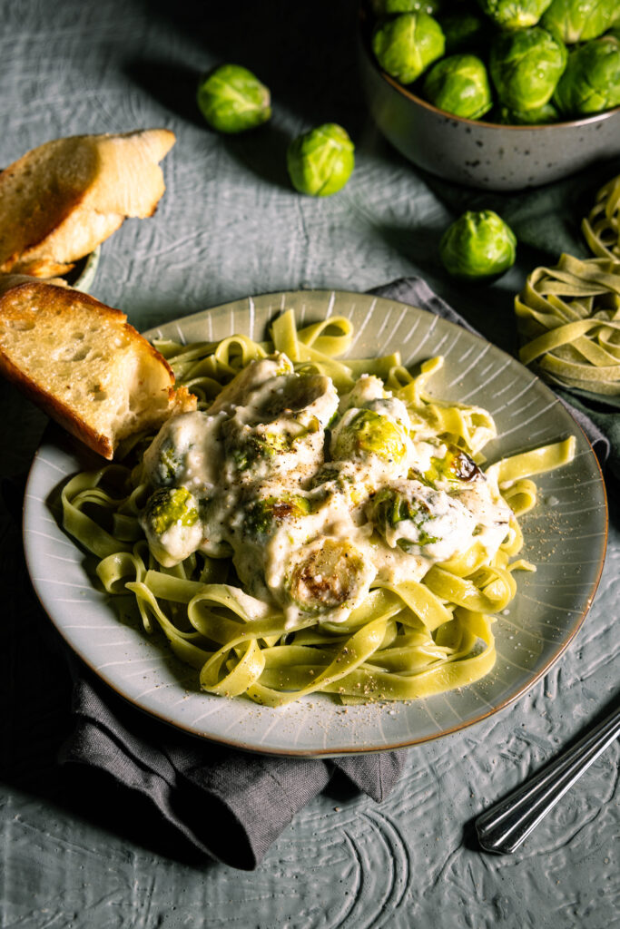Tagliatelle Verde mit Rosenkohl in cremiger heller Soße