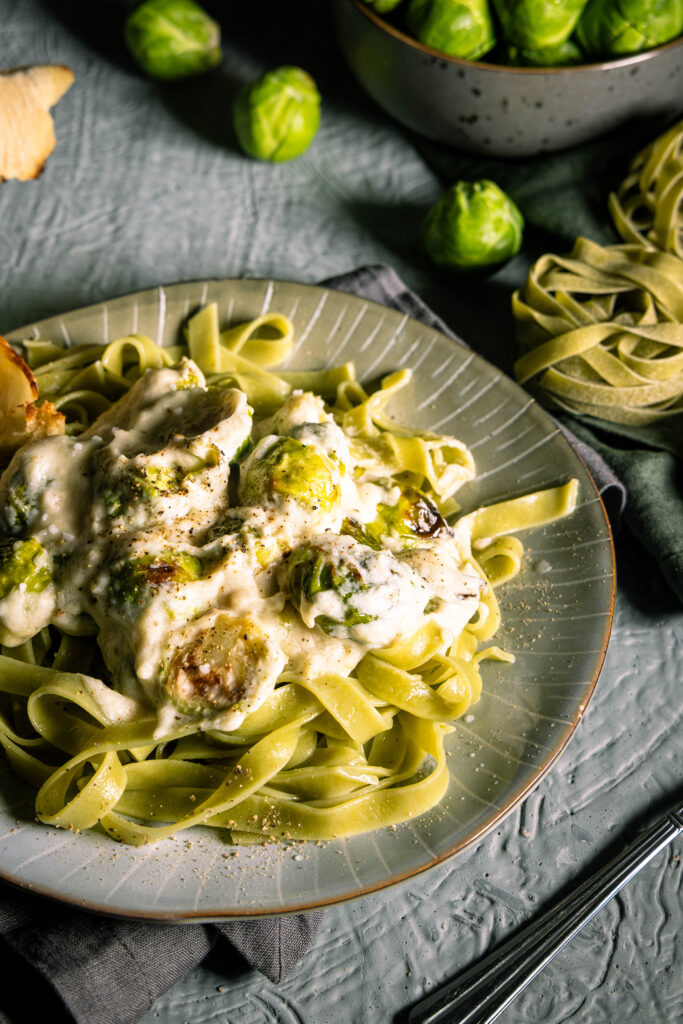 Tagliatelle Verde mit Rosenkohl in cremiger heller Sauce