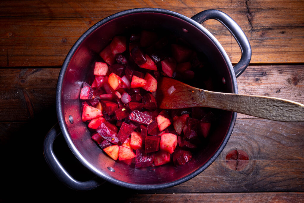 Rote Beete, Äpfel und Zwiebeln braten in einem Topf