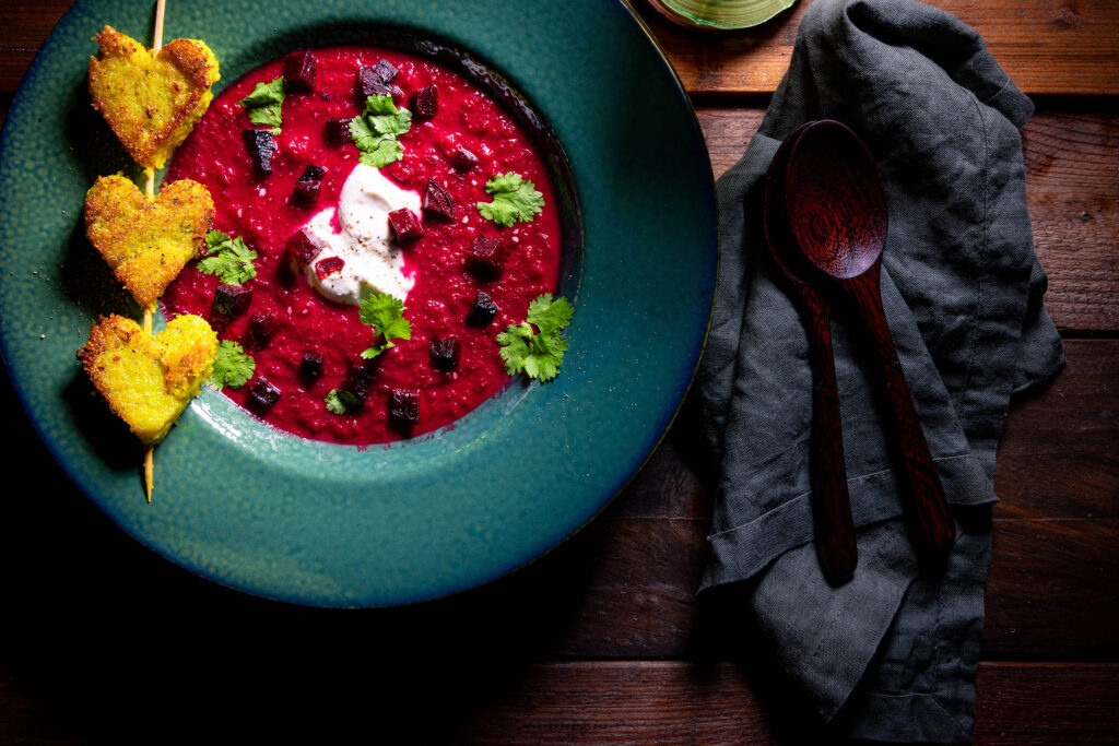 Rote Beete Apfel Suppe mit heller Creme, Koriander und Bärlauch-Polentaherzhen