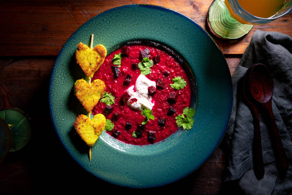 Rote Beete Apfel Suppe mit heller Creme, Koriander und grünen Polentaherzen