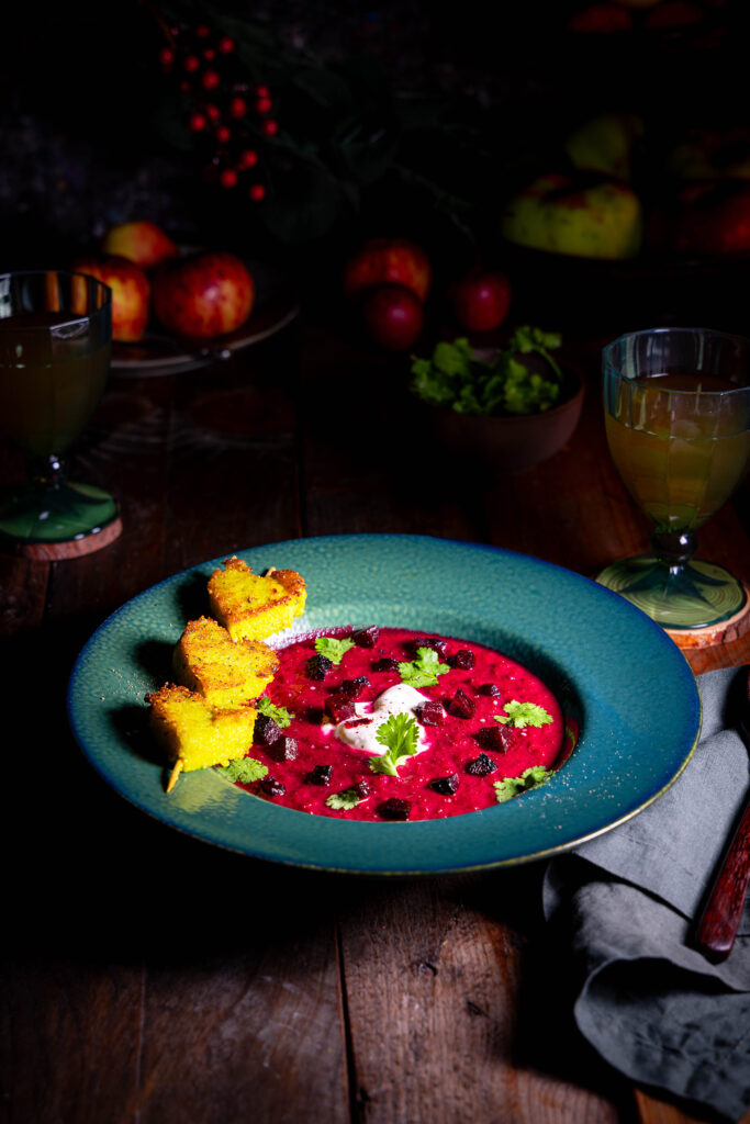 Rote-Beete-Apfel-Suppe mit heller Creme & grünen Polentaherzen