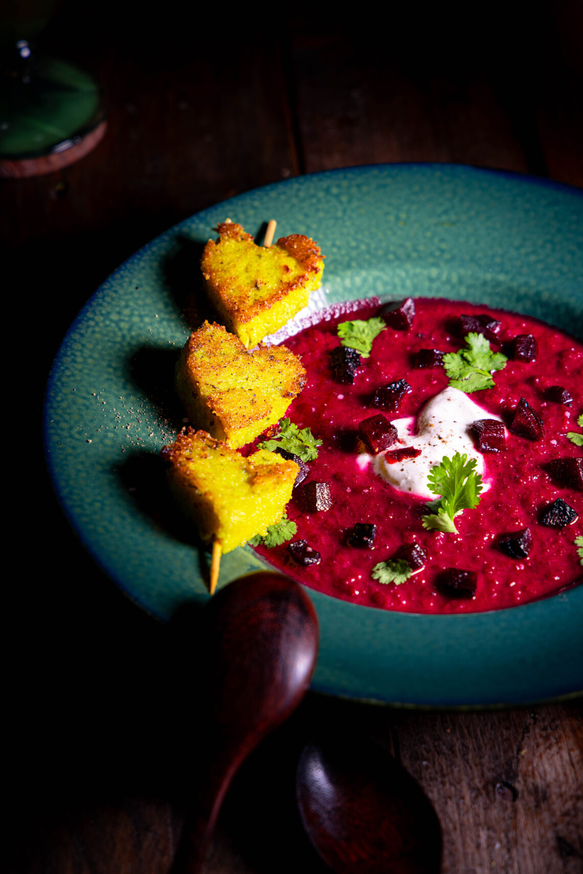 Rote Beete Apfel Suppe mit heller Creme, Koriander und grünen Polentaherzen