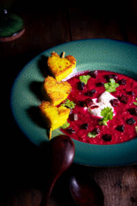 Rote Beete Apfel Suppe mit heller Creme, Koriander und grünen Polentaherzen