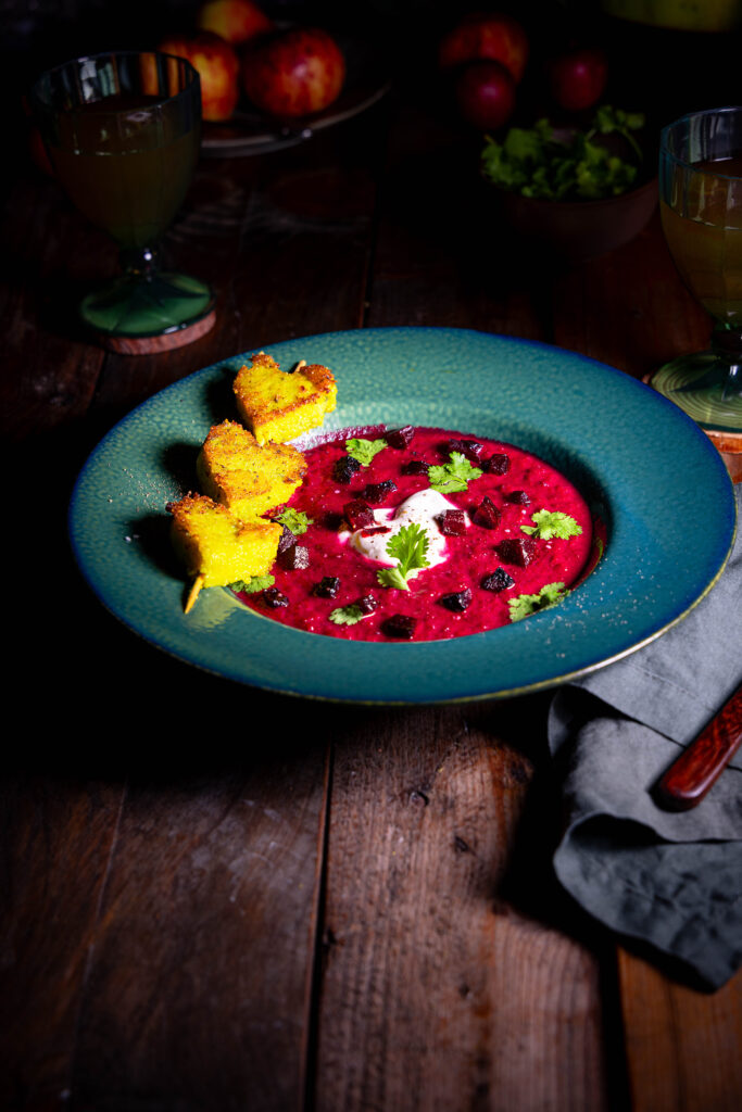 Rote Beete Apfel Suppe mit würziger, heller Creme, mit Schabziger Klee, als Suppeneinlage.