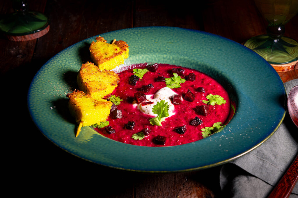 Rote Beete Apfel Suppe mit heller Creme, Koriander und grünen Polentaherzen