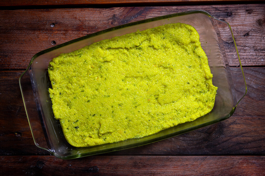Polenta mit Bärlauch in einer Auflaufform, bereit zum Abkühlen.