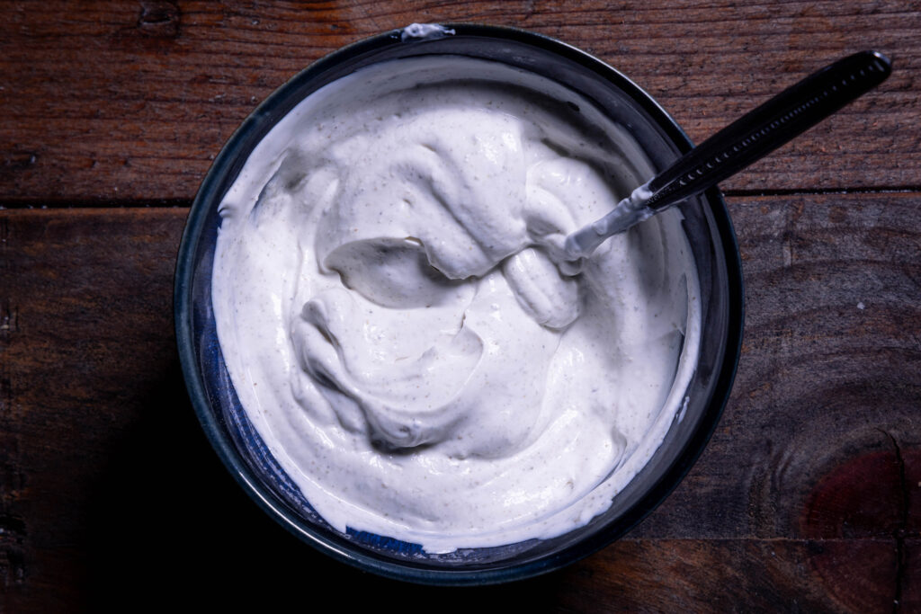 Helle Creme mit Schabziger Klee in einer Schale.