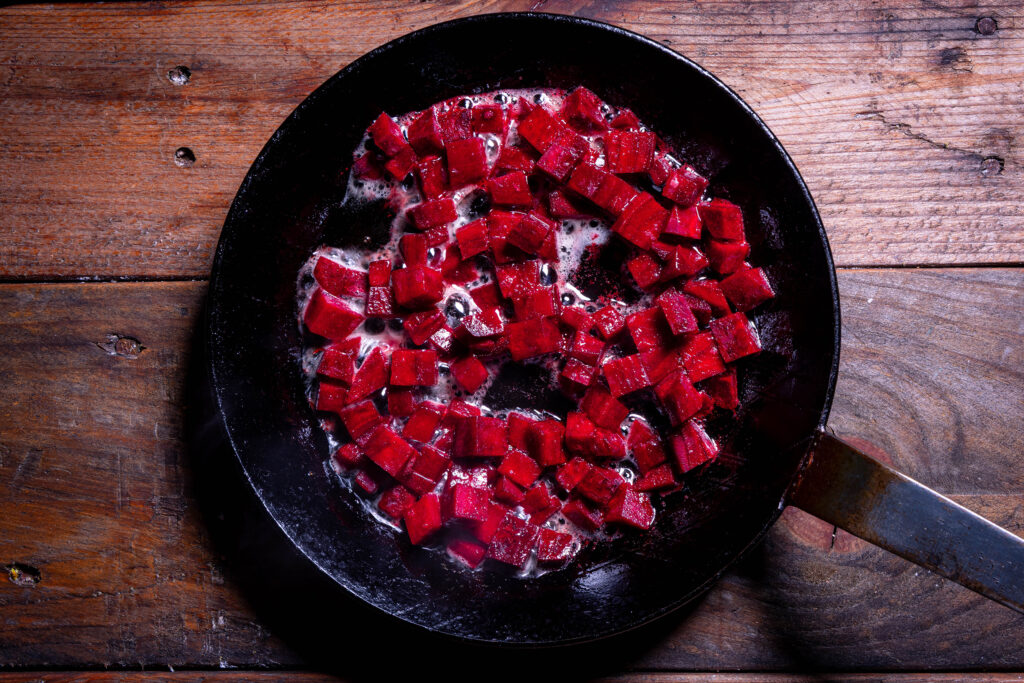 Rote Beete Würfel braten in einer Pfanne.