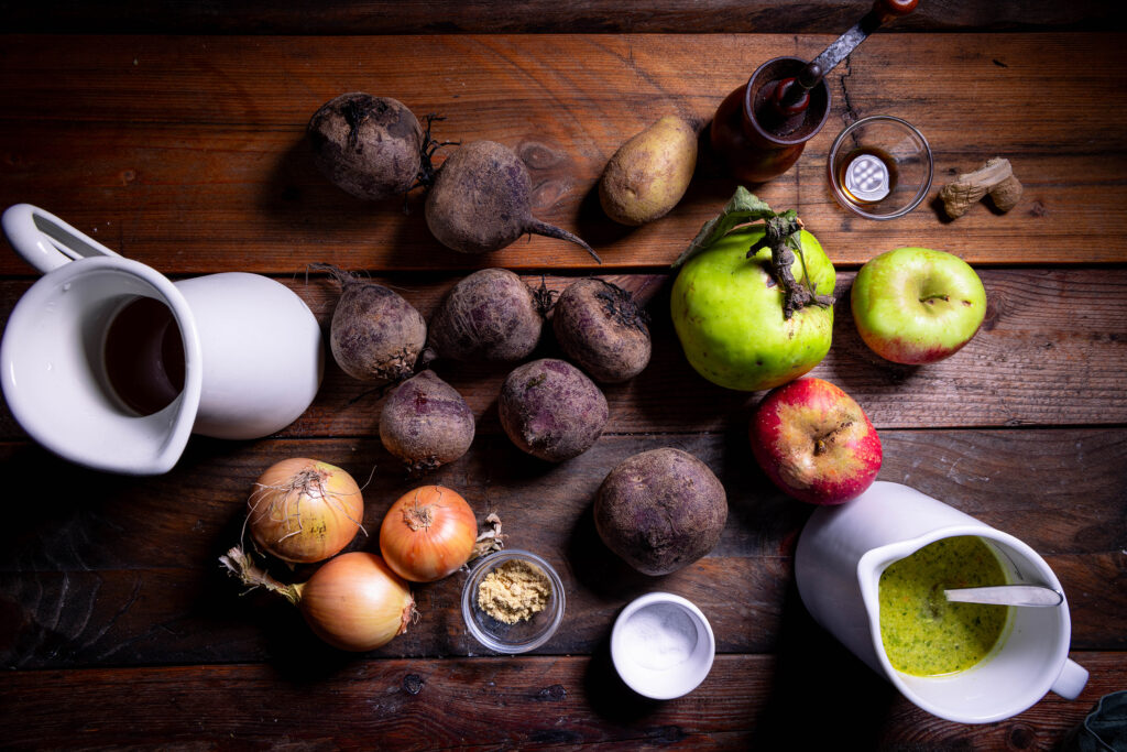 Alle Zutaten für die Rote-Beete-Apfel-Suppe.