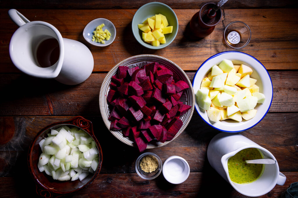 Alle Zutaten für die Rote-Beete-Apfel-Suppe.