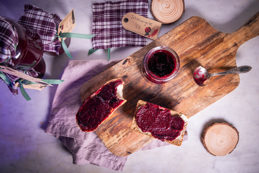 Schlehengelee auf Brötchen