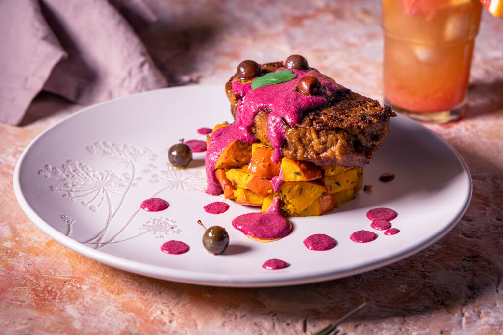Schlehen-Gin-Sauce hier mit Schlehenoliven auf einem Seitanfilet und gebratenen Kürbiswürfeln.