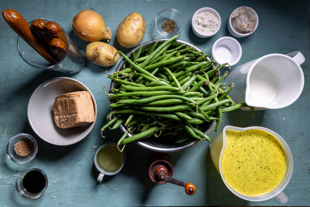 Alle Zutaten für die Schnippelbohnensuppe.